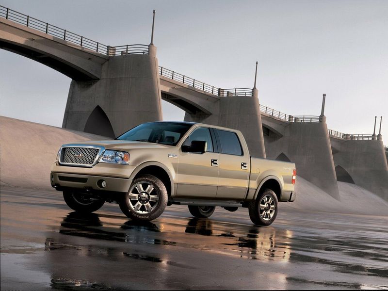 Ford F-150 حادي عشر، بيك أب بكابينة مزدوجة — منظر أمامي أيمن