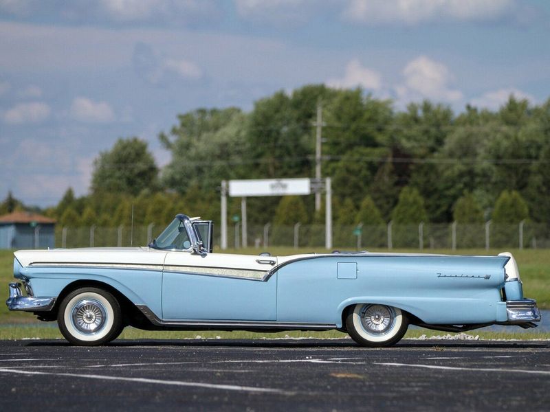 Ford Fairlane ثانياً، قابلة للتحويل — منظر من الجانب الأيسر