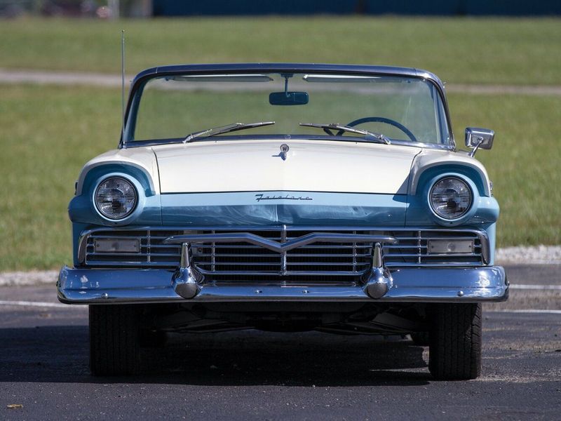 Ford Fairlane ثانياً، قابلة للتحويل — منظر أمامي