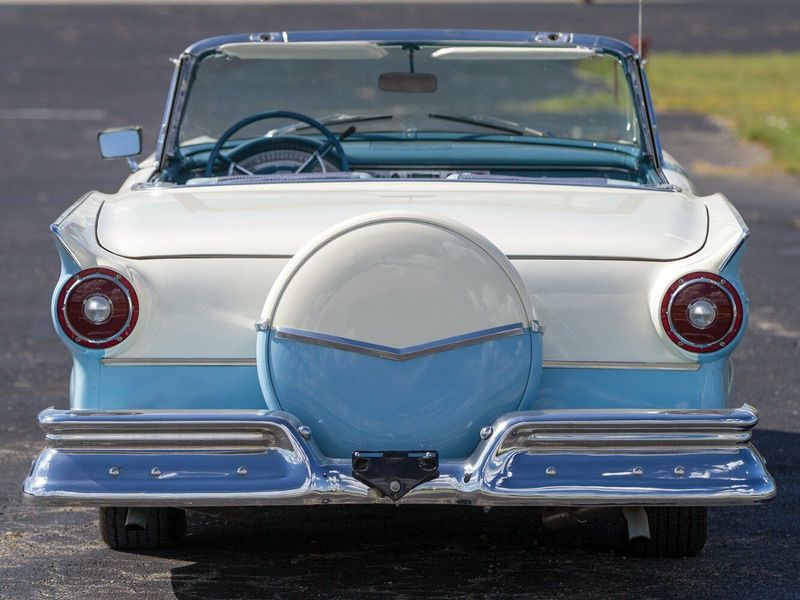 Ford Fairlane ثانياً، قابلة للتحويل — منظر خلفي