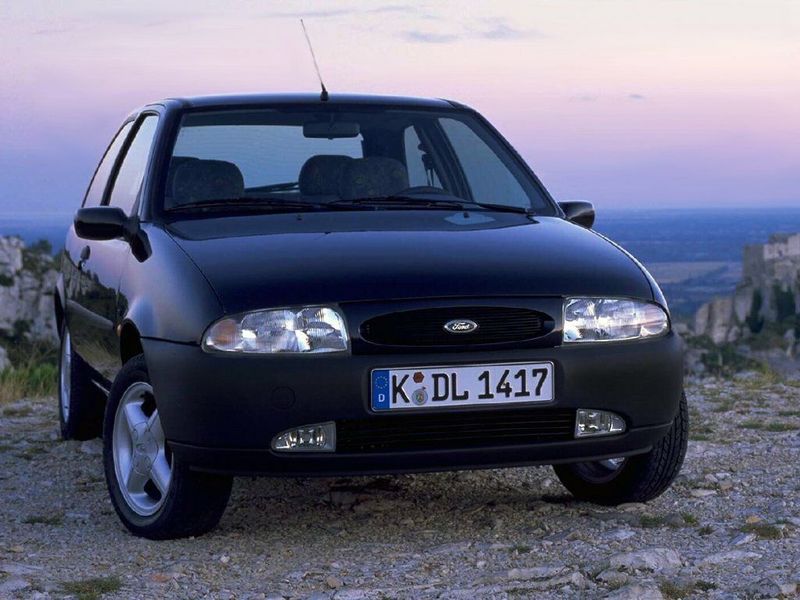 Ford Fiesta Mk4، هاتشباك 3 أبواب — منظر أمامي أيسر