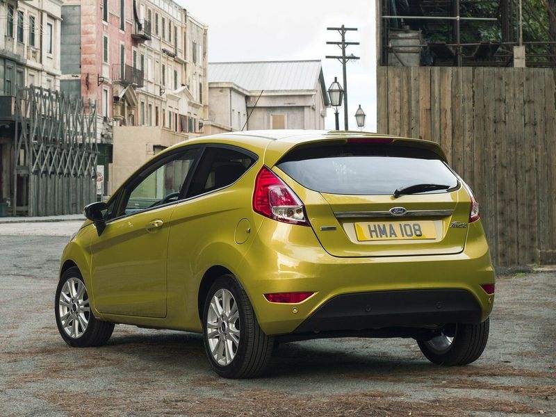 Ford Fiesta عملية فيس ليفت Mk6، هاتشباك 3 أبواب — منظر خلفي أيسر