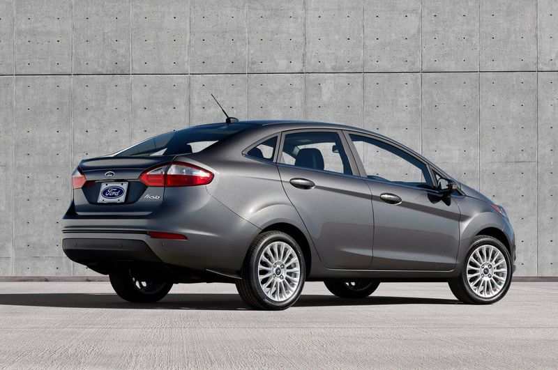 Ford Fiesta عملية فيس ليفت Mk6، سيدان — منظر خلفي أيمن