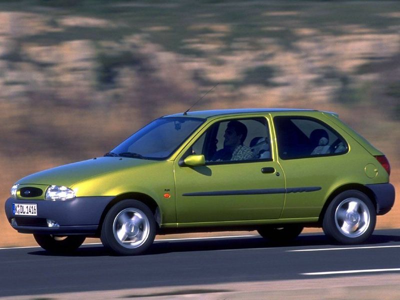 Ford Fiesta Mk4، هاتشباك 3 أبواب — منظر أمامي أيسر