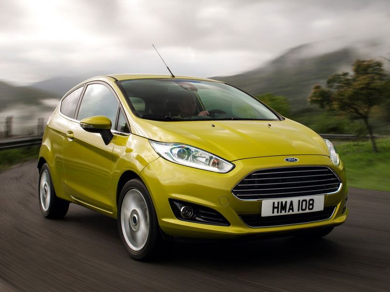 Ford Fiesta عملية فيس ليفت Mk6، هاتشباك 3 أبواب — منظر أمامي أيسر