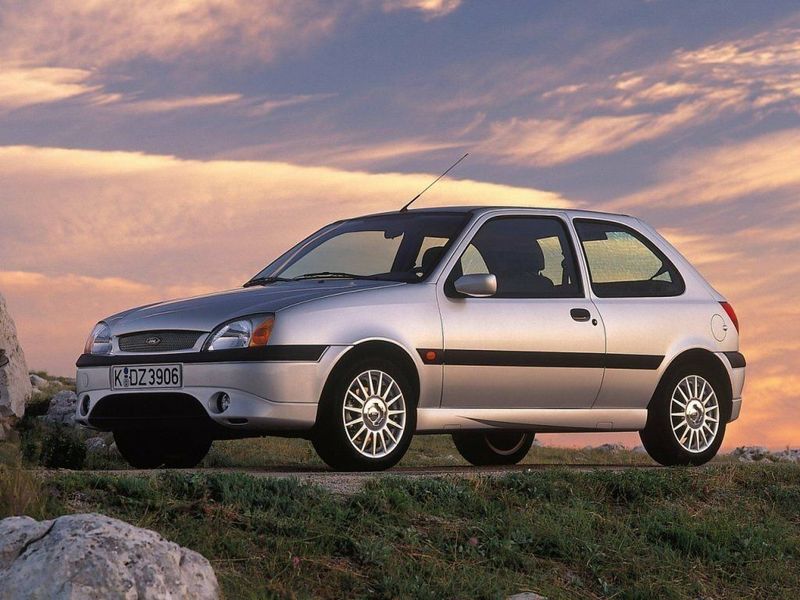 Ford Fiesta عملية فيس ليفت Mk4، هاتشباك 3 أبواب — منظر أمامي أيمن