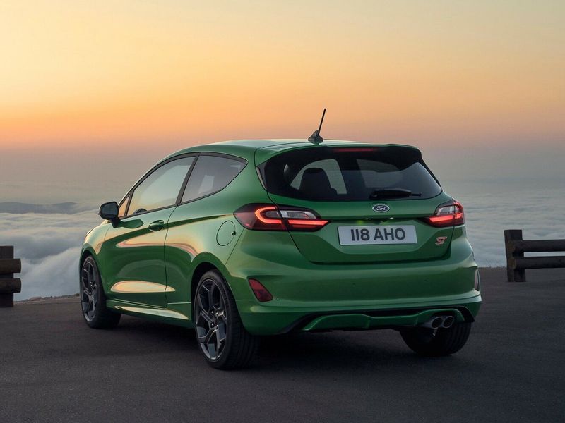 Ford Fiesta عملية فيس ليفت Mk7، هاتشباك 3 أبواب — منظر خلفي بزاوية ثلاثة أرباع