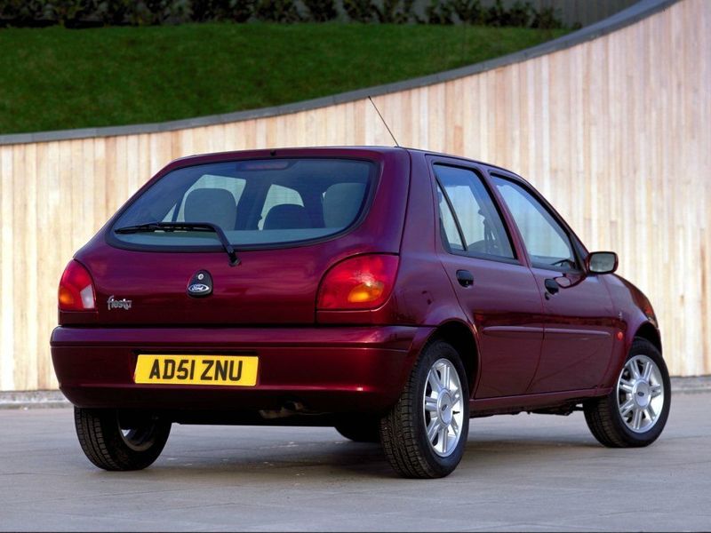 Ford Fiesta عملية فيس ليفت Mk4، هاتشباك 5 أبواب — منظر خلفي أيمن