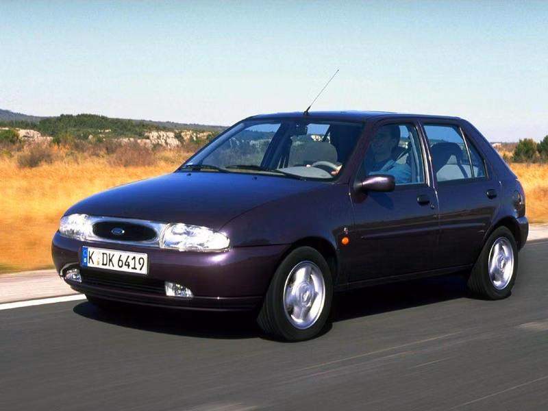 Ford Fiesta Mk4، هاتشباك 5 أبواب — منظر أمامي أيسر