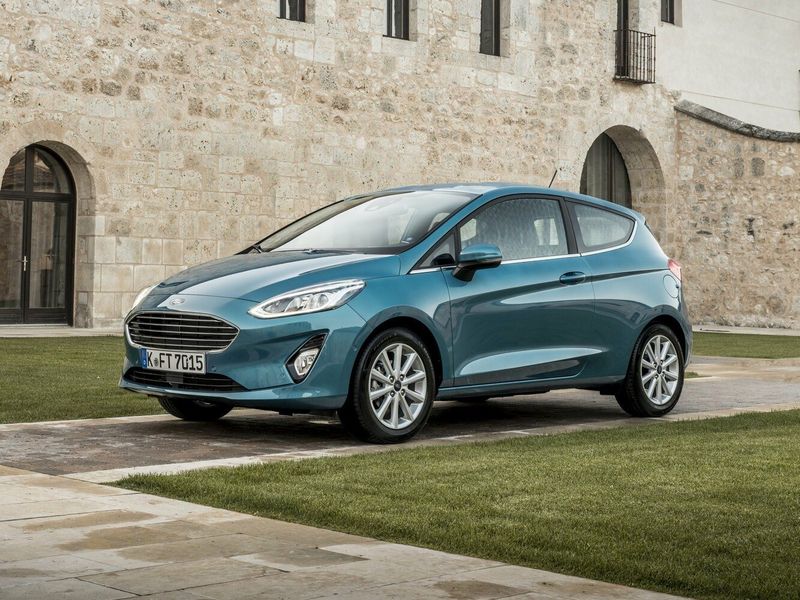 Ford Fiesta Mk7، هاتشباك 3 أبواب — منظر أمامي أيمن