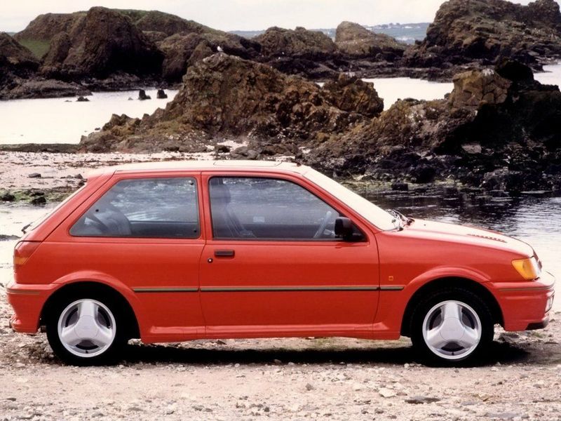 Ford Fiesta Mk3، هاتشباك 3 أبواب — منظر من الجانب الأيسر