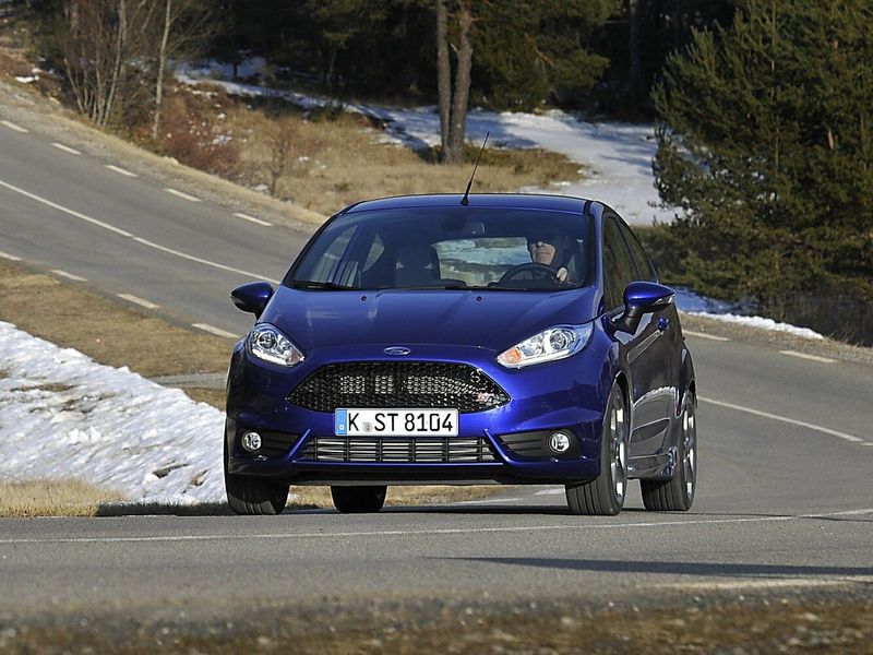 Ford Fiesta ST سادساً، هاتشباك 3 أبواب — منظر أمامي أيسر