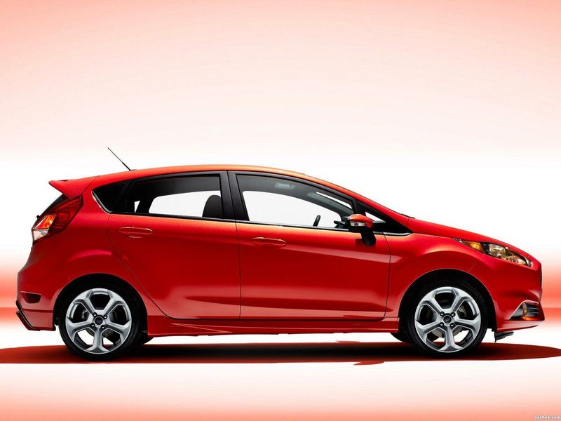 Ford Fiesta ST سادساً، هاتشباك 5 أبواب — منظر من الجانب الأيمن