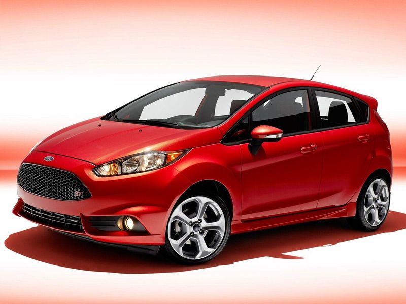 Ford Fiesta ST سادساً، هاتشباك 5 أبواب — منظر أمامي أيمن