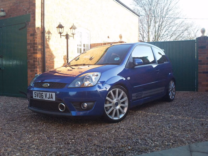 Ford Fiesta ST فيس ليفت V، هاتشباك 3 أبواب — منظر أمامي أيمن