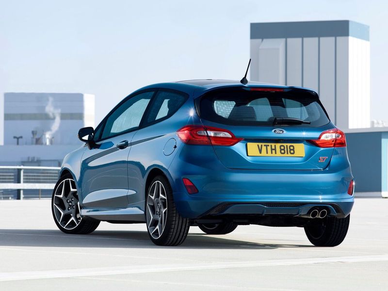 Ford Fiesta ST سابعاً، هاتشباك 3 أبواب — منظر خلفي أيمن