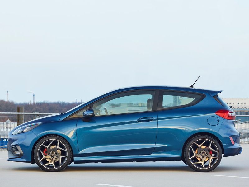 Ford Fiesta ST سابعاً، هاتشباك 3 أبواب — منظر من الجانب الأيسر