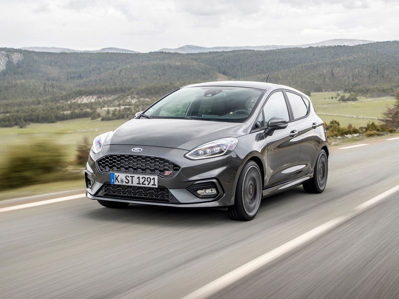 Ford Fiesta ST سابعاً، هاتشباك 5 أبواب — منظر أمامي أيمن