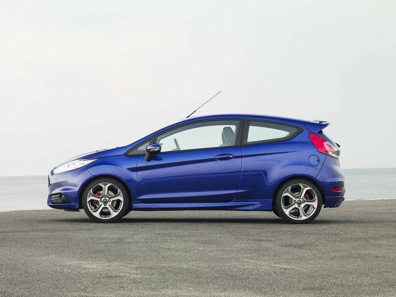 Ford Fiesta ST سادساً، هاتشباك 3 أبواب — منظر من الجانب الأيسر