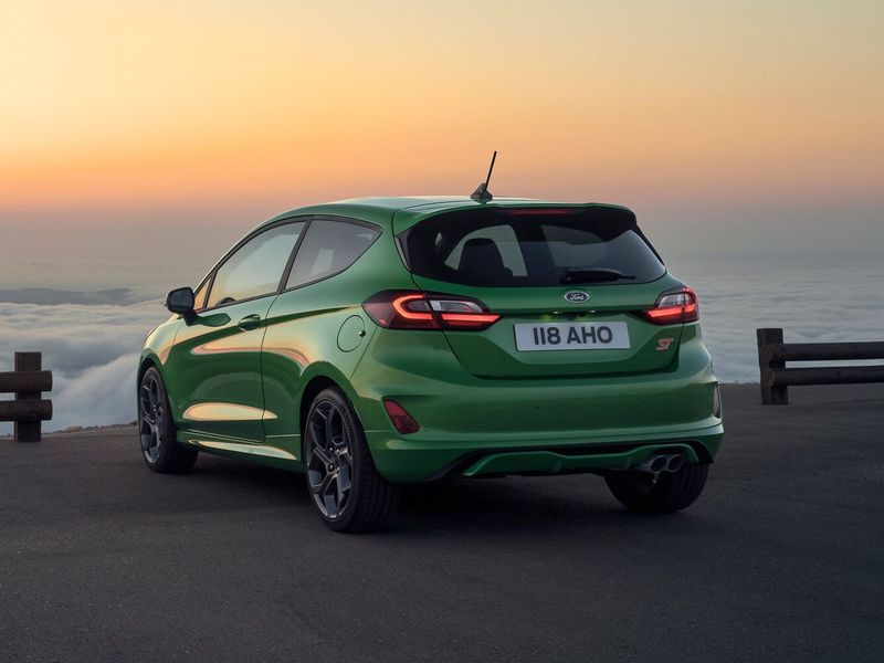 Ford Fiesta ST فيس ليفت السابع، هاتشباك 3 أبواب — منظر خلفي بزاوية ثلاثة أرباع