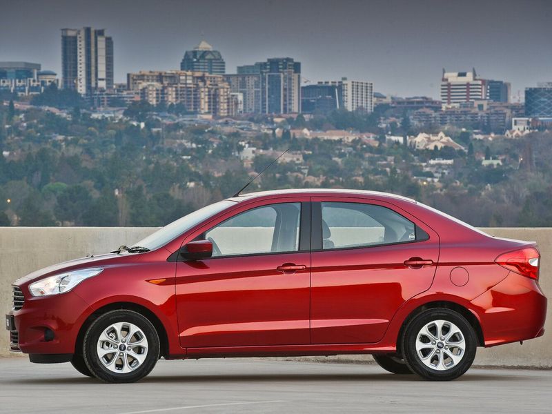 Ford Figo ثانياً، سيدان — منظر من الجانب الأيمن
