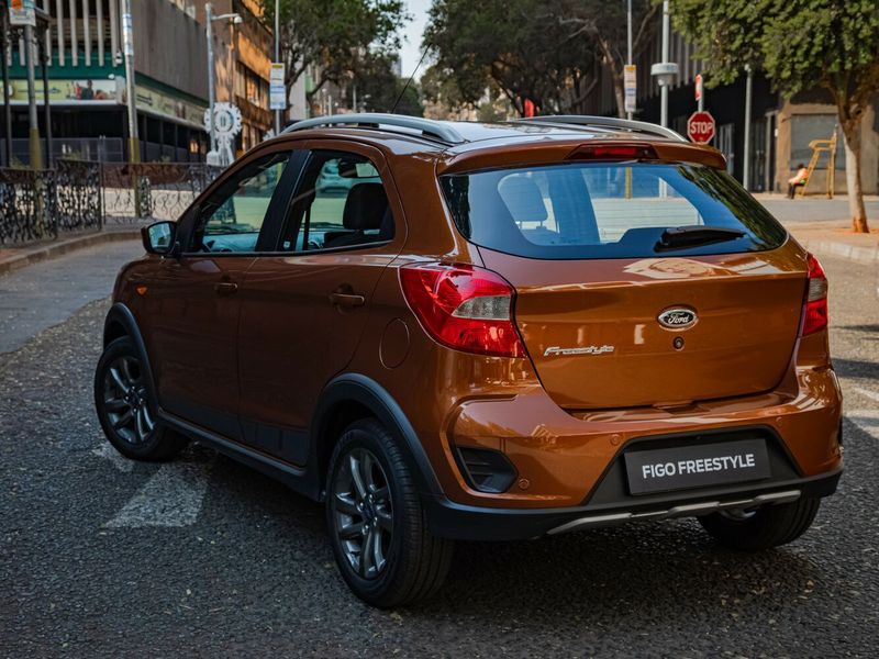 Ford Figo II Рестайлинг, Хэтчбек 5 дв. Freestyle — вид сзади в три четверти