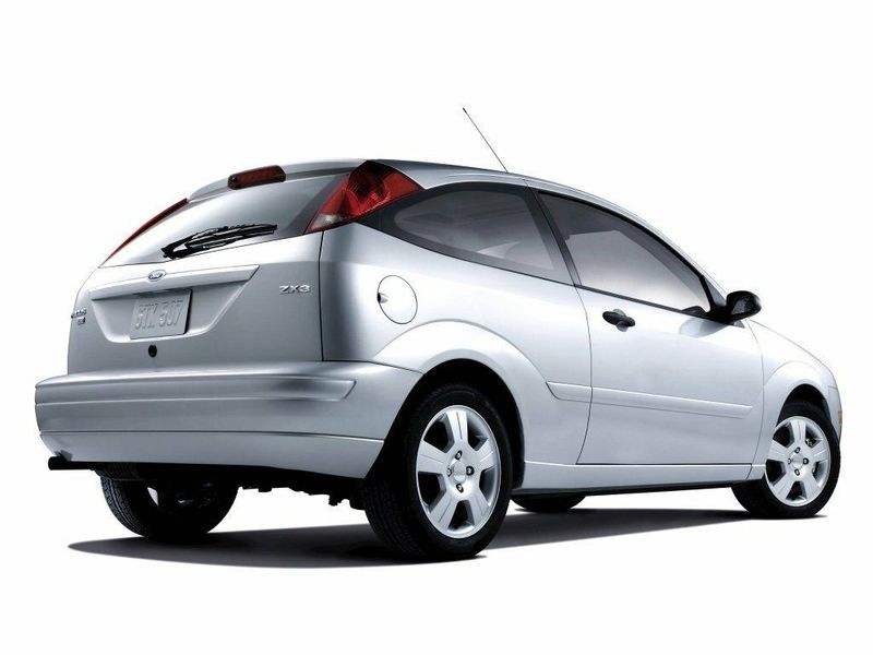 Ford Focus I Рестайлинг (North America), Хэтчбек 3 дв. — вид сзади в три четверти