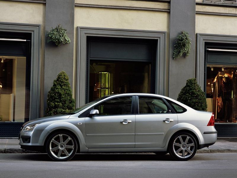 Ford Focus ثانياً، سيدان — منظر من الجانب الأيسر