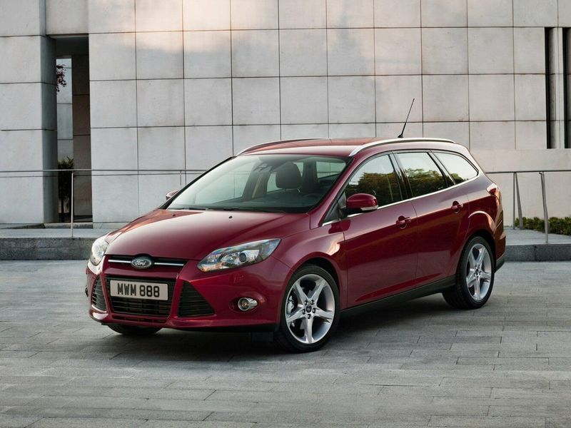 Ford Focus ثالثاً، واجون 5 أبواب — منظر أمامي أيمن