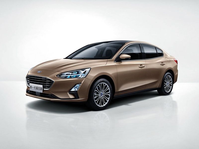 Ford Focus رابعاً، سيدان — منظر أمامي أيمن