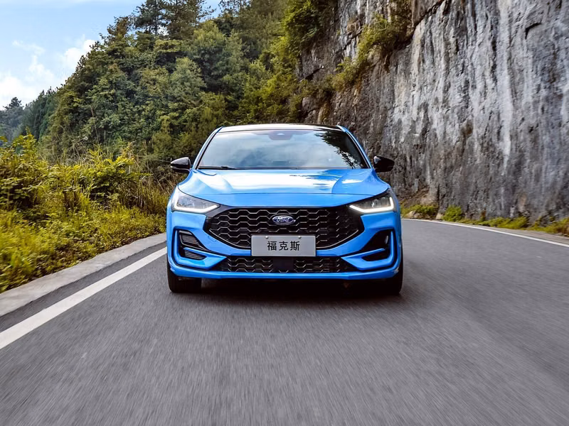 Ford Focus IV Рестайлинг, Седан — вид спереди