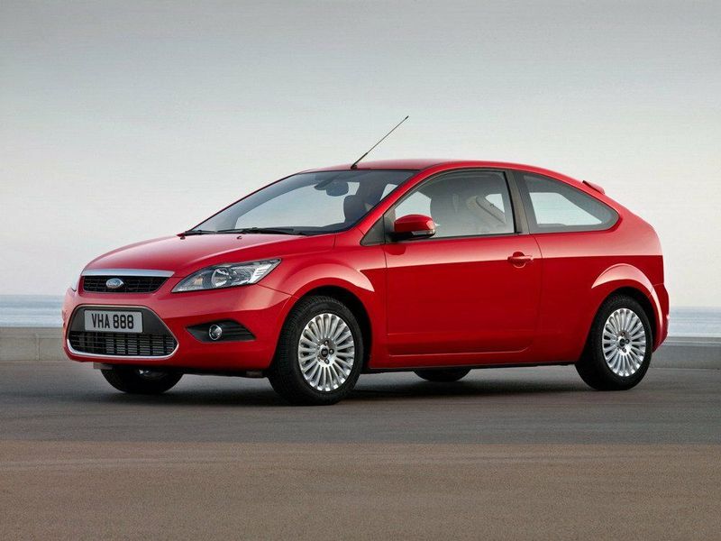 Ford Focus فيس ليفت الثاني، هاتشباك 3 أبواب — منظر أمامي أيمن