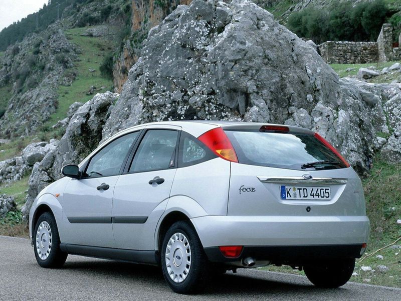 Ford Focus I، هاتشباك 5 أبواب — منظر خلفي أيمن