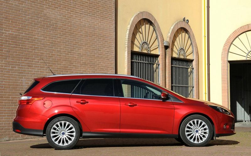 Ford Focus ثالثاً، واجون 5 أبواب — منظر من الجانب الأيسر