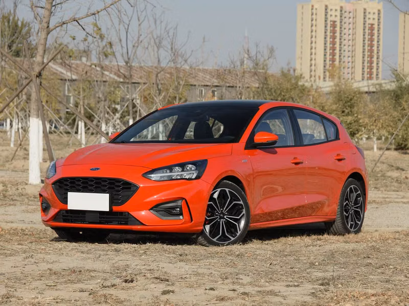 Ford Focus فيس ليفت IV (السوق الصيني)، هاتشباك 5 أبواب — منظر أمامي أيمن