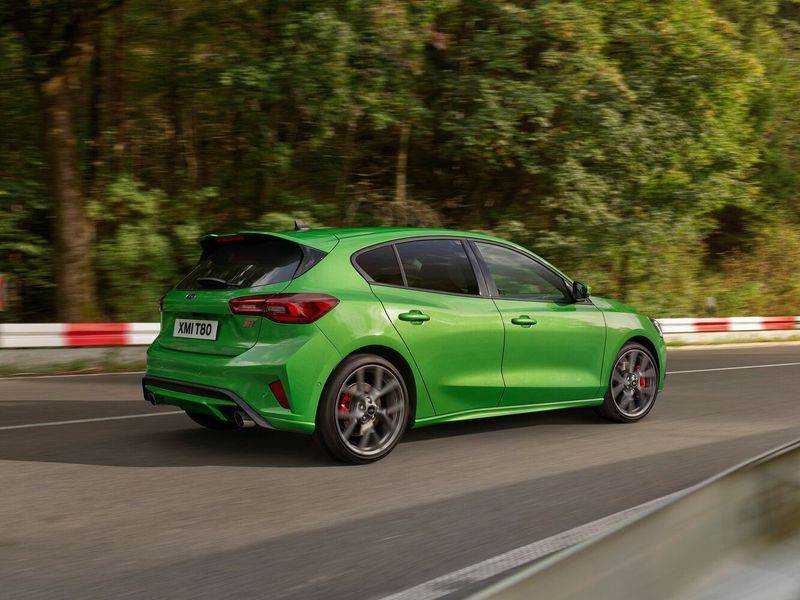 Ford Focus ST فيس ليفت IV، هاتشباك 5 أبواب — منظر خلفي بزاوية ثلاثة أرباع