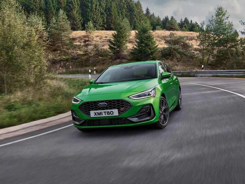 Ford Focus ST فيس ليفت IV، هاتشباك 5 أبواب — منظر أمامي بزاوية ثلاثة أرباع