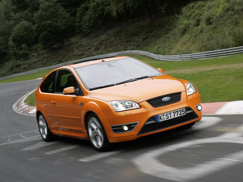 Ford Focus ST ثانياً، هاتشباك 3 أبواب — منظر أمامي أيمن