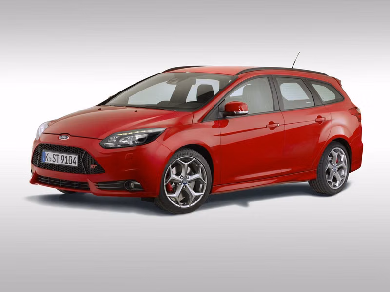 Ford Focus ST ثالثاً، واجون 5 أبواب — منظر أمامي أيمن