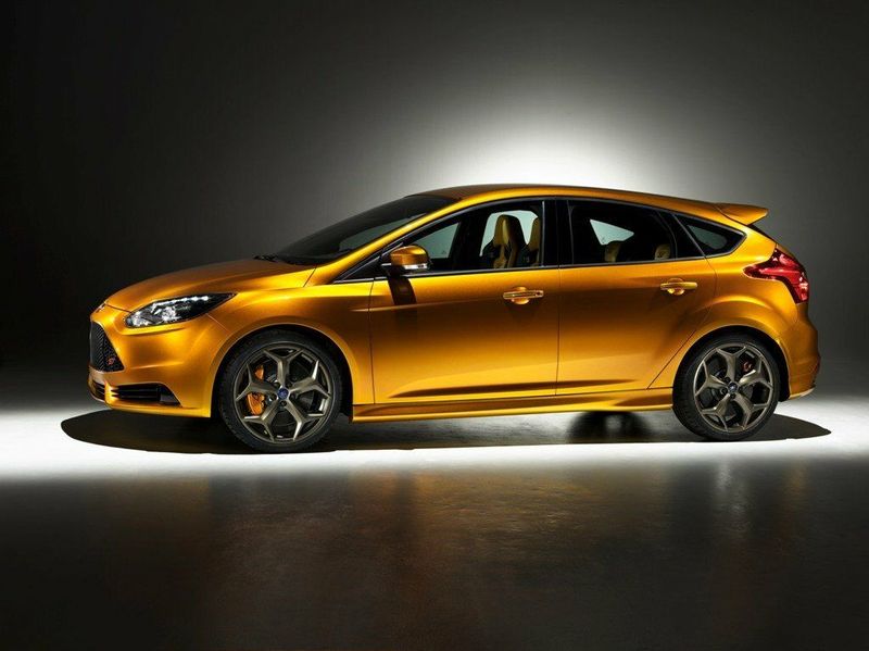 Ford Focus ST ثالثاً، هاتشباك 5 أبواب — منظر من الجانب الأيسر