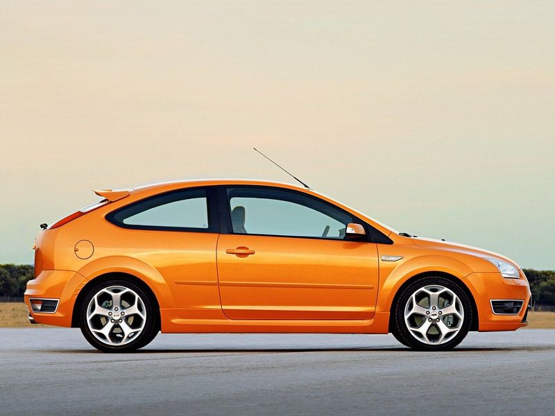 Ford Focus ST ثانياً، هاتشباك 3 أبواب — منظر من الجانب الأيسر