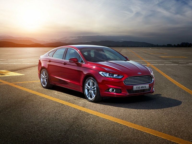 Ford Mondeo V, Лифтбэк — вид спереди справа