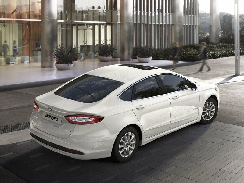 Ford Mondeo V, Седан — вид сзади справа