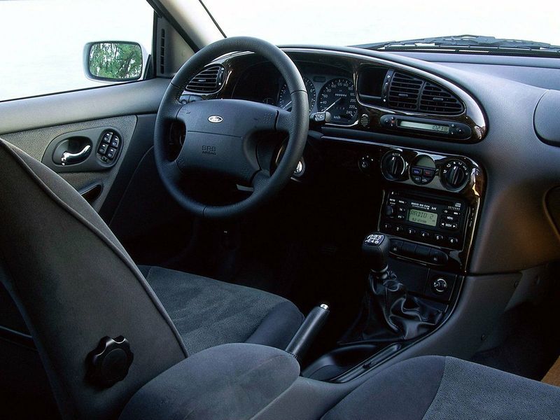 Ford Mondeo II, Седан — место водителя
