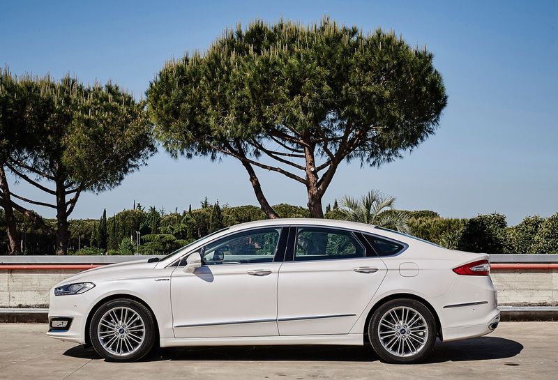 Ford Mondeo V, Седан — вид слева
