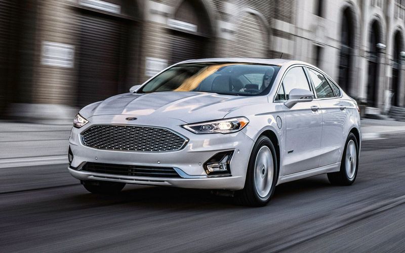 Ford Mondeo فيس ليفت V، سيدان — منظر أمامي أيمن