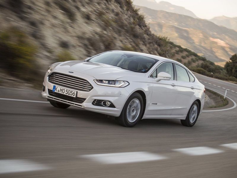 Ford Mondeo V, Седан — вид спереди справа
