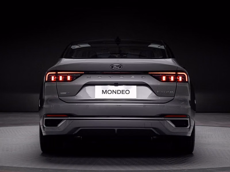 Ford Mondeo VI, Седан — вид сзади