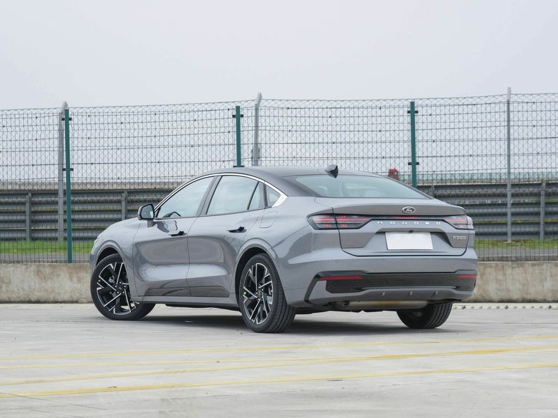 Ford Mondeo VI Рестайлинг, Седан — вид сзади в три четверти