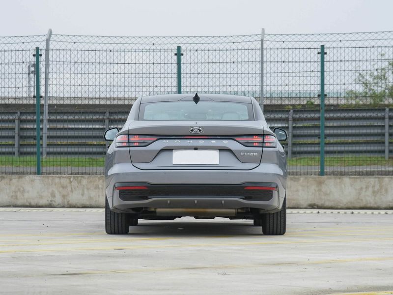 Ford Mondeo VI Рестайлинг, Седан — вид сзади